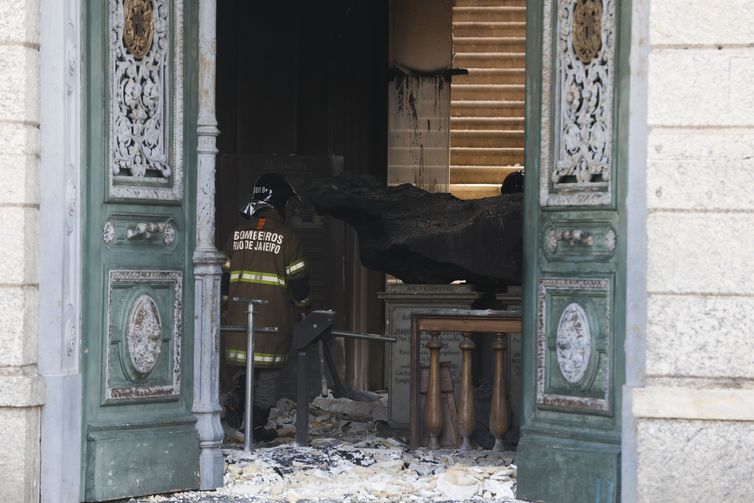 Tomaz Silva/Agência Brasil/Agência Brasil Bombeiros e Defesa Civil trabalham após incêndio no Museu Nacional, na Quinta da Boa Vista, na zona norte do Rio.