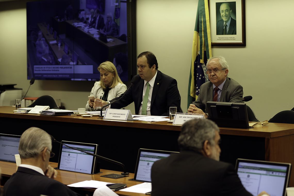 Fabio Rodrigues Pozzebom/Agência Brasil O presidente do Conselho de Ética da Câmara dos Deputados, Elmar Nascimento, e o relator, Adilton Sachetti, durante reunião para analisar e votar o parecer preliminar sobre o processo contra o deputado Alberto Fraga.