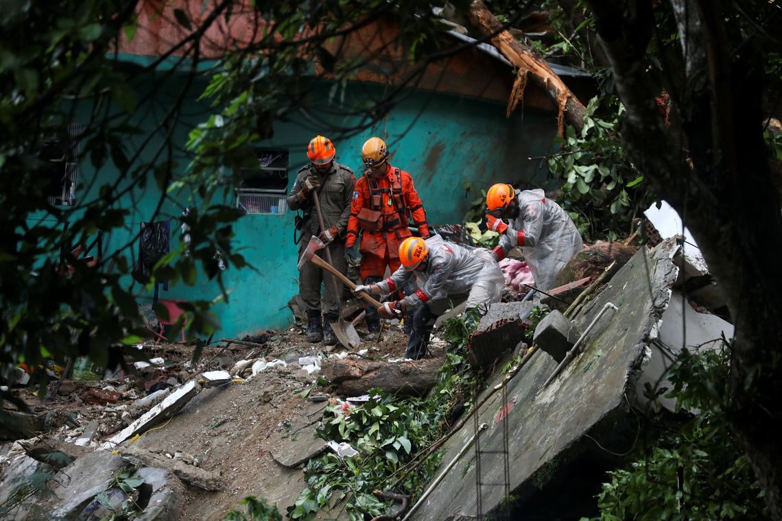 Reuters/Pilar Olivares/Direitos Reservados Bombeiros trabalham no local de um deslizamento de terra após uma forte chuva na favela Babilônia, no Rio de Janeiro