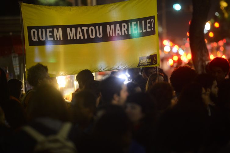 Manifestantes se reuniram hoje (12) no centro do Rio de Janeiro para lembrar os 120 dias dos assassinatos da vereadora Marielle Franco (PSOL) e do motorista Anderson Gomes