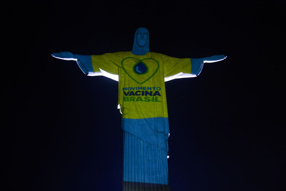Cristo Redentor Ã© iluminado para campanha do Movimento Vacina Brasil.