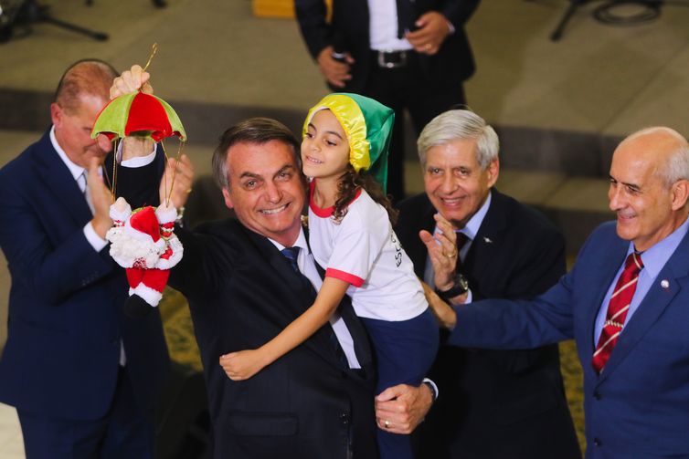 O presidente Jair Bolsonaro, sua filha Laura e a primeira dama Michele  Bolsonaro, participam da Cantata de Natal no Palácio do Planalto