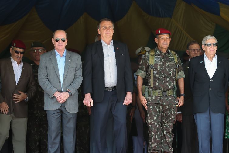 O presidente Jair Bolsonaro,participa da cerimônia de celebração do 74° aniversário de criação da Brigada de Infantaria Paraquedista