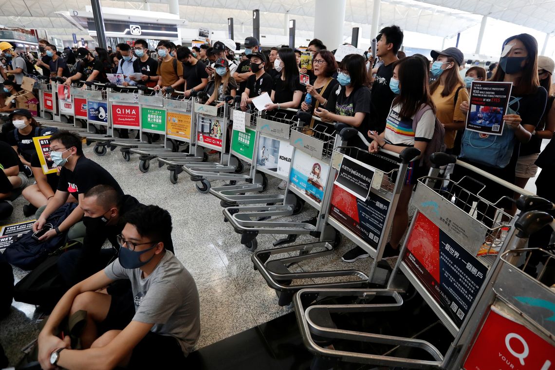 Em clima tenso, aeroporto de Hong Kong é reaberto após protestos.