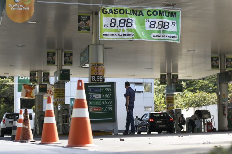 Posto fechado por falta de combustível na Asa Norte, em Brasília./Marcelo Camargo/Agência Brasil Posto fechado por falta de combustível na Asa Norte, em Brasília.