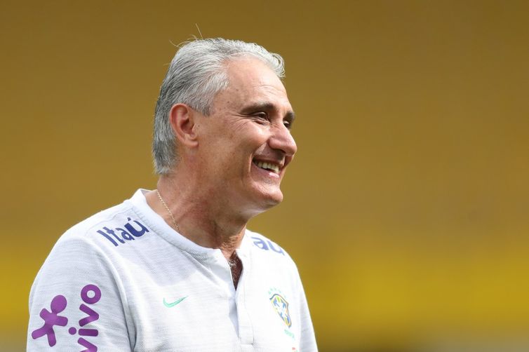 Técnico Tite durante treino da seleção brasileira