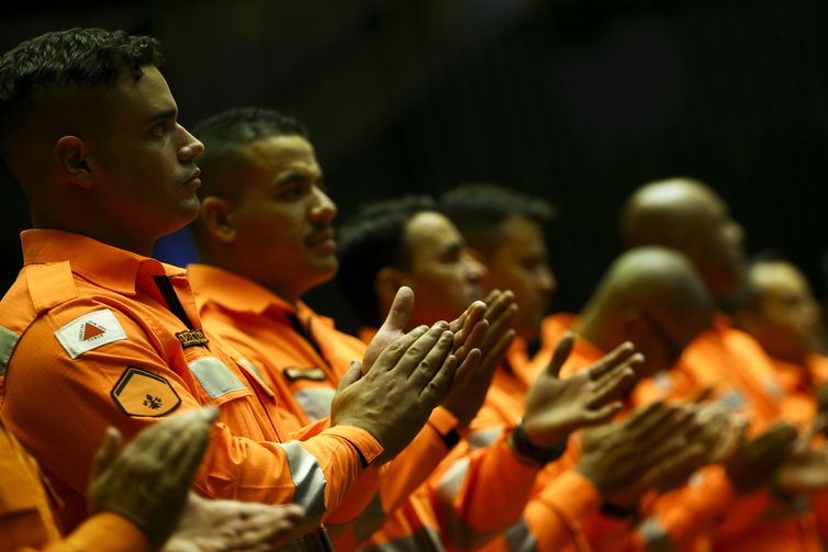 - Câmara dos deputados realiza sessão solene em homenagem às vítimas, aos militares do Corpo de Bombeiros de Minas Gerais e demais profissionais que soc