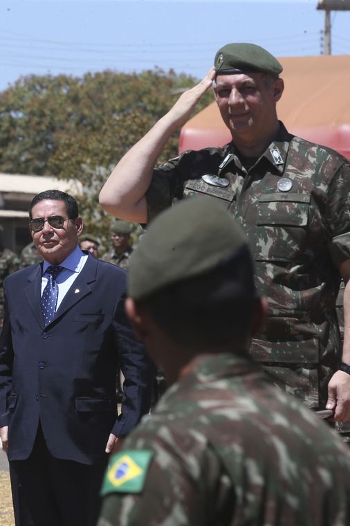 Antonio Cruz/Agência Brasil O presidente em exercício, Hamilton Mourão,participa da cerimônia de despedida do serviço ativo do Exército, do porta-voz da Presidência da República, Otávio Rêgo Barros no batalhão do 1º Regimento de Cavalaria de Guardas
