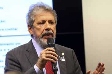O presidente da Federação Nacional do Comércio de Combustíveis e de Lubrificantes (Fecombustíveis), Paulo Miranda Soares durante audiência pública da Comissão de Minas e Energia  para debater os preços dos combustíveis no Brasil.