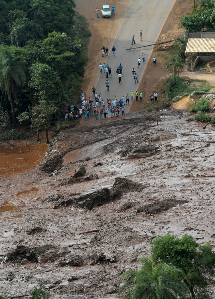 Residents are seen in an area next to a dam owned by Brazilian miner Vale SA that burst, in Brumadinho, Brazil January 25, 2019. REUTERS/Washington Alves