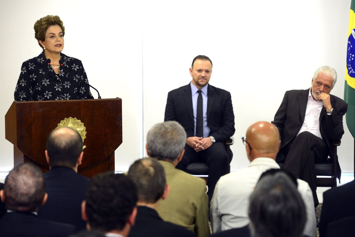 José Cruz/Agência Brasil Brasília - A presidenta Dilma Rousseff participa da solenidade de assinatura de contratos de patrocínio de futebol (José Cruz/Agência Brasil)