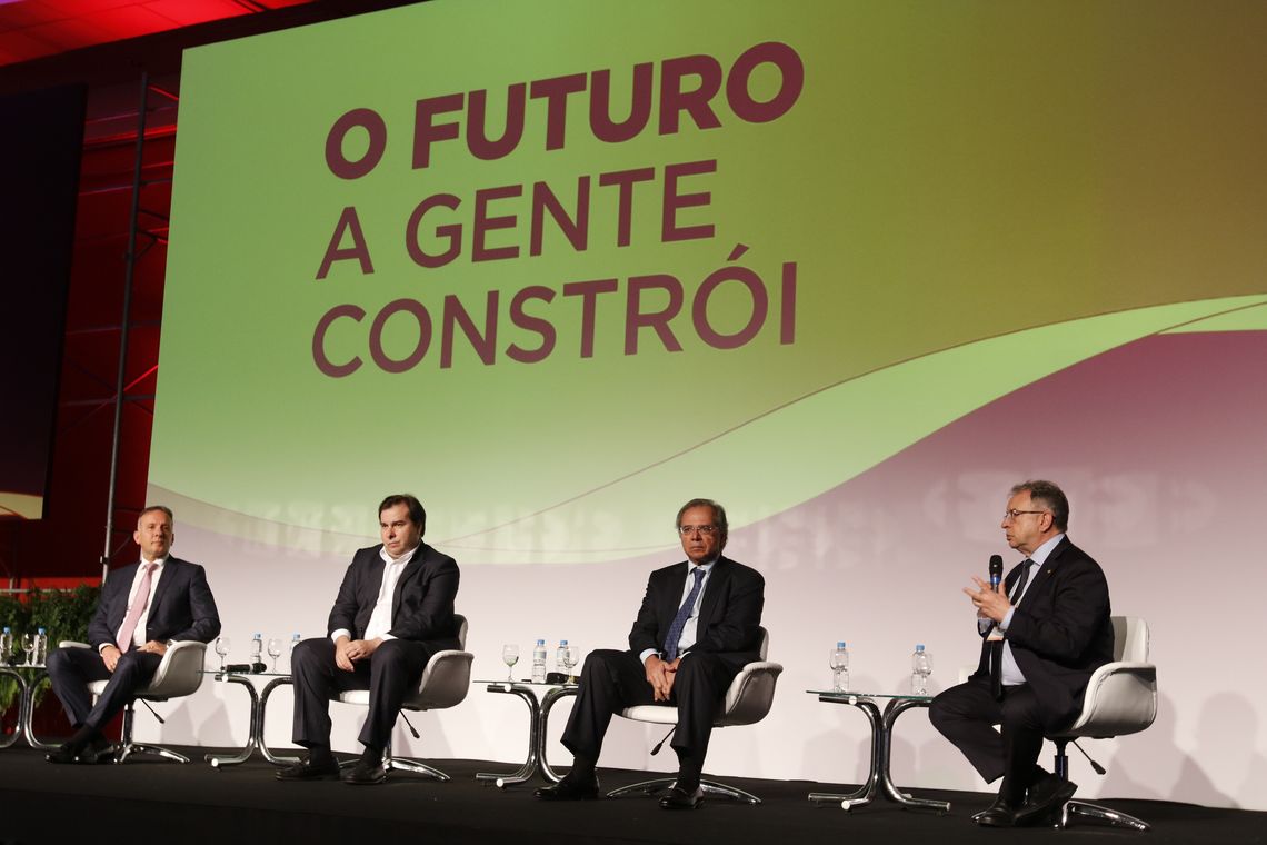 Fernando Frazão/Agência Brasil O presidente da Câmara dos Deputados, Rodrigo Maia e o ministro da Economia, Paulo Guedes, participam do Encontro Nacional da Indústria da Construção, na Barra da Tijuca.