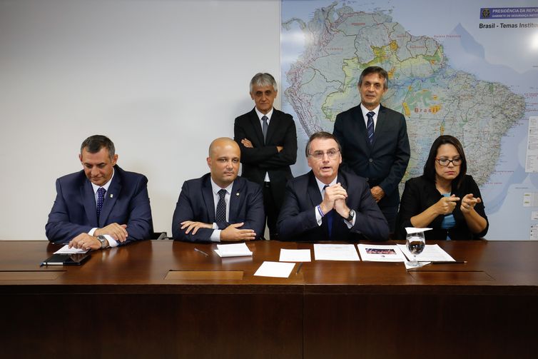 Alan Santos/PR O presidente Jair Bolsonaro faz transmissão ao vivo ao lado do porta-voz da Presidência, Otávio do Rêgo Barros, do líder do governo na Câmara, Major Vitor Hugo, e da intérprete de libras, Elizângela Castelo Branco.