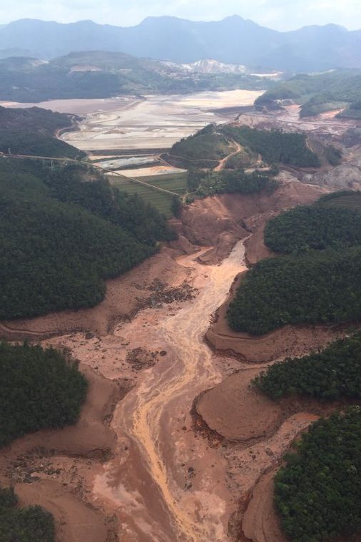 Corpo de Bombeiros/MG - Divulgação Mariana (MG) - barragem pertencente à mineradora Samarco se rompeu no distrito de Bento Rodrigues, zona rural a 23 quilômetros de Mariana, em Minas Gerais (Corpo de Bombeiros/MG - Divulgação)