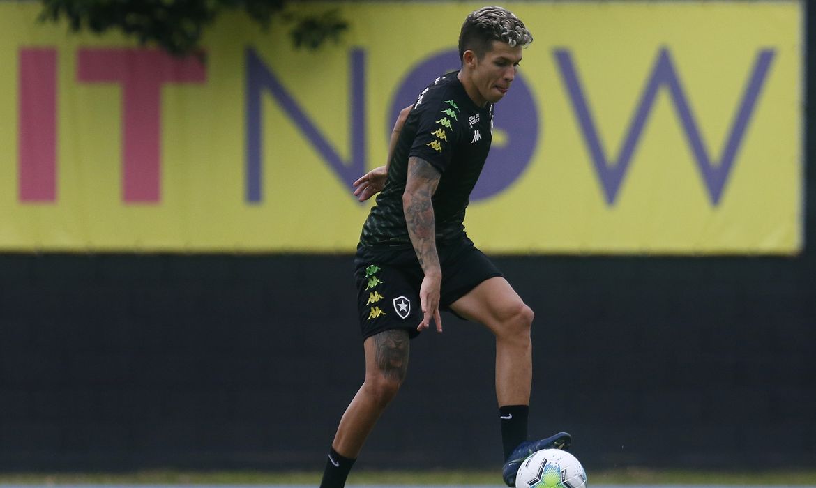 Bruno Nazário, do Botafogo, treina no estádio Nilton Santos