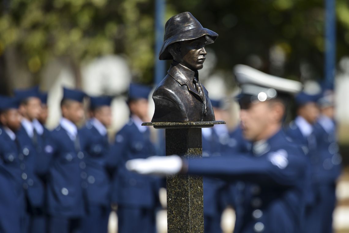 Marcelo Camargo/Agência Brasil A Força Aérea Brasileira (FAB) realiza evento comemorativo dos 146 anos de nascimento de Alberto Santos-Dumont, Patrono da Aeronáutica e Pai da Aviação.
