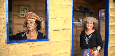 Dalinha (esq.) é cordelista do blog "Cordel de Saia", e Rosário (dir.) é cordelista e pesquisadora