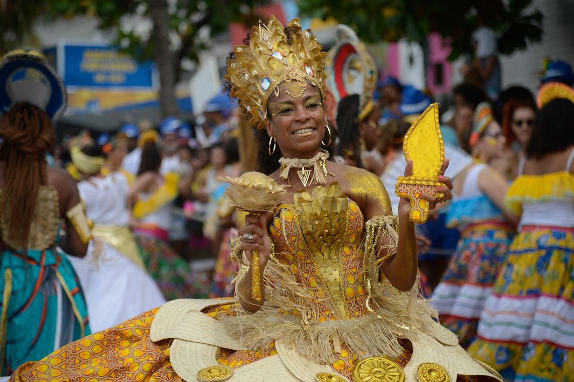 Fernando Frazão/Agência Brasil Rio de Janeiro – Bloco inspirado na temática recifense do Maracatu de Baque Virado leva batuque à orla de Ipanema (Fernando Frazão/Agência Brasil)