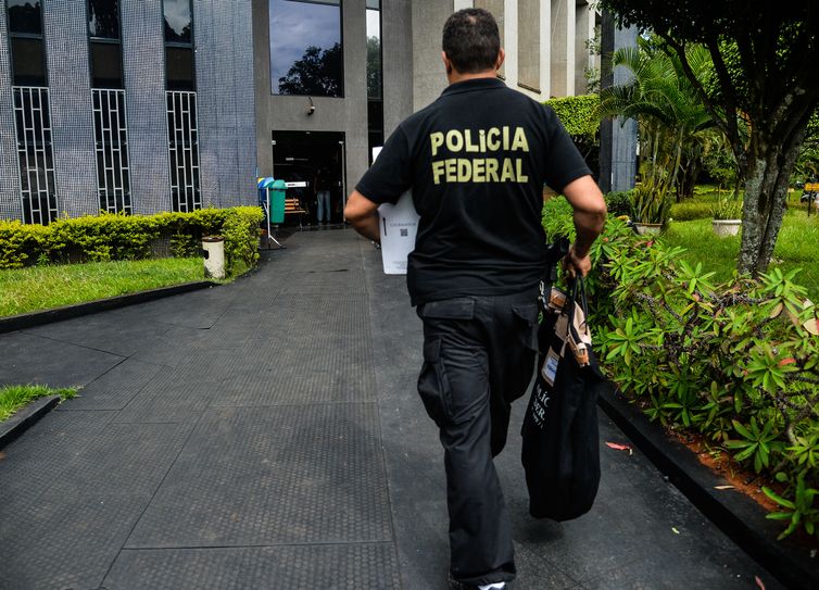 BrasÃlia - A PolÃcia Federal deflagrou hoje (25) a sexta fase da Operação Zelotes para cumprir 20 mandados de condução coercitiva à delegacia para prestar depoimento e 18 de busca e apreensão, além de duas oitivas no Complexo da Papuda