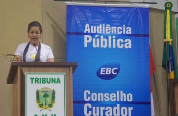 Beth Begonha, apresentadora da Rádio Nacional da Amazônia, mestre de cerimônias da Audiência Pública (Foto: Arquivo Câmara Municipal de Marabá)