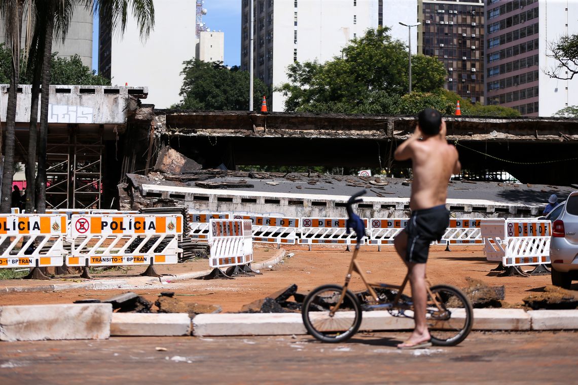Marcelo Camargo/Agência Brasil Brasília - Ciclista observa viaduto que desabou há uma semana na região central de Brasília (Marcelo Camargo/Agência Brasil)