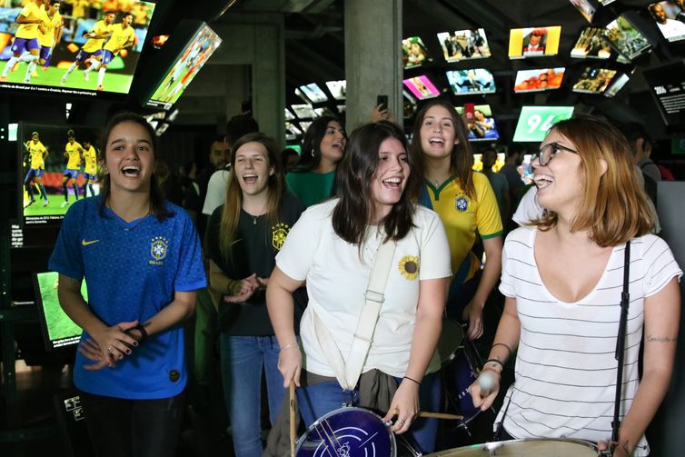 Torcedores assistem ao jogo do Brasil contra Itália pela Copa do Mundo Feminina, no Museu do Futebol, Estádio do Pacaembu, em São Paulo.