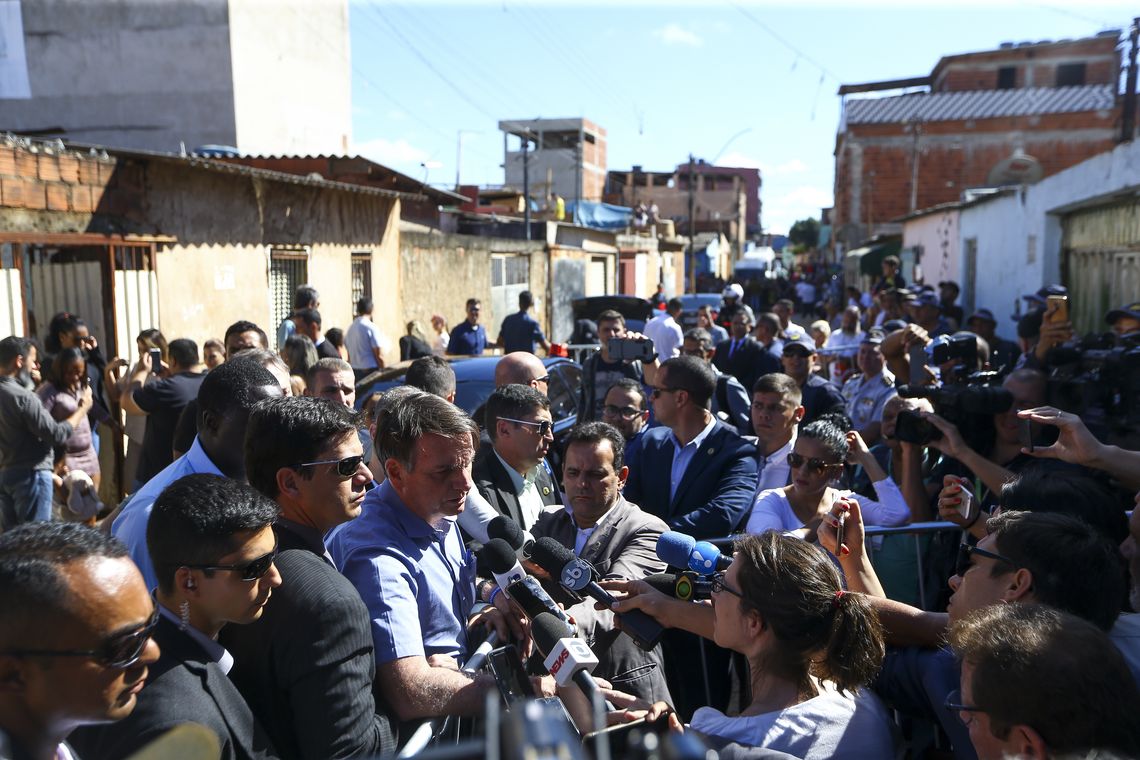 O presidente Jair Bolsonaro fala à imprensa durante visita a casa da famÃlia da menina Yasmin Alves Ribeiro, na Estrutural, em BrasÃlia.