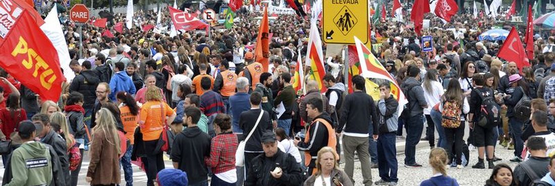 Professores protestam contra violência policial em Curitiba Professores protestam contra violência policial em Curitiba
