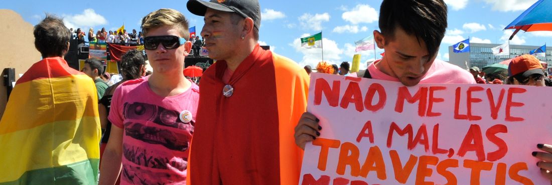 4ª Marcha Nacional contra a Homofobia Os cartazes lembravam algumas das reivindicações dos homossexuais no país, entre eles o direito de travestis e transexuais usarem o nome social em documentos.