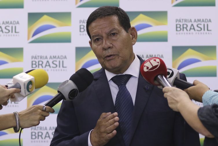 Valter Campanato/Agência Brasil O presidente da República em exercício, Hamilton Mourão, concede entrevista à imprensa.