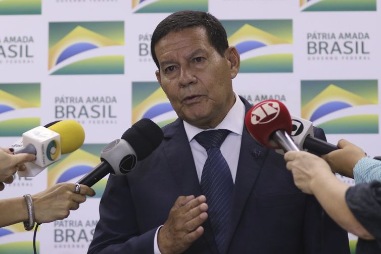 O presidente da República em exercício, Hamilton Mourão, concede entrevista à imprensa.