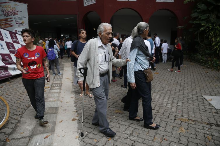 Elevadores quebrados prejudicam votação no Instituto Bennett, no Flamengo, zona sul da cidade, durante o primeiro turno das eleições de 2018.