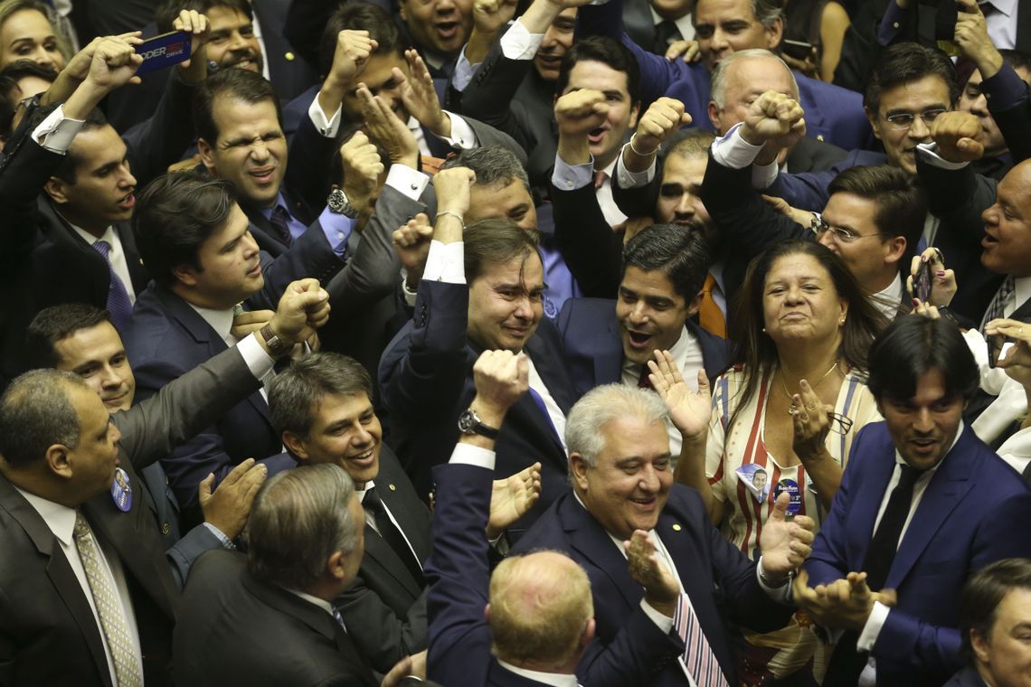 Valter Campanato/Agência Brasil Com 334 votos, o deputado Rodrigo Maia (DEM-RJ) foi reeleito presidente da Câmara dos Deputados em primeiro turno. O resultado foi bastante comemorado no plenário e Maia se emocionou