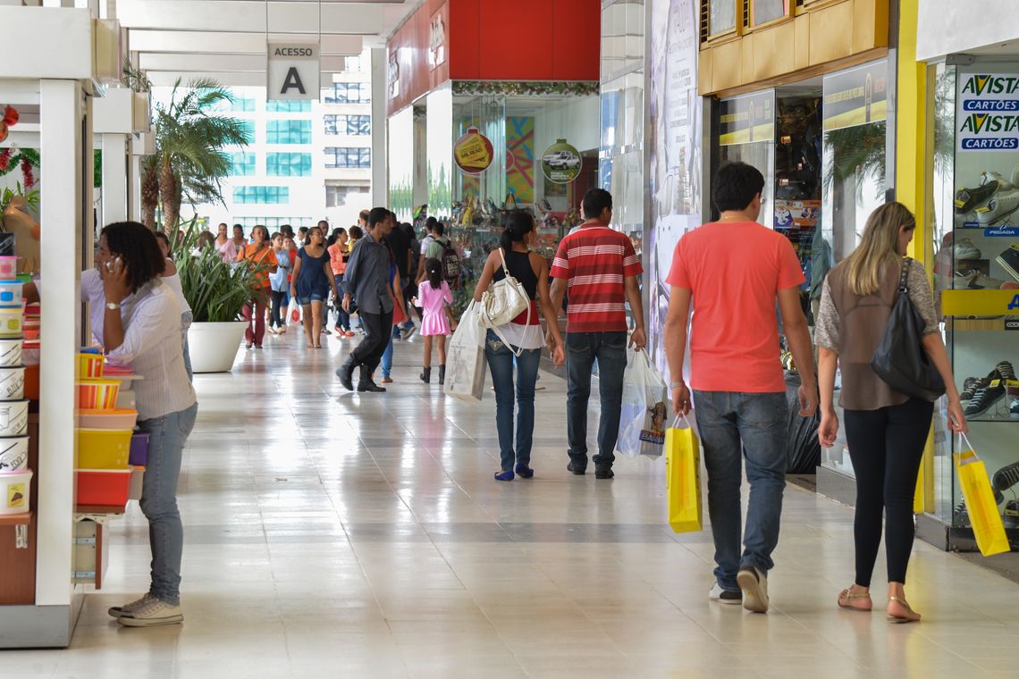 Shopping no centro de Brasília tem movimento intenso no último fim de semana antes do Natal