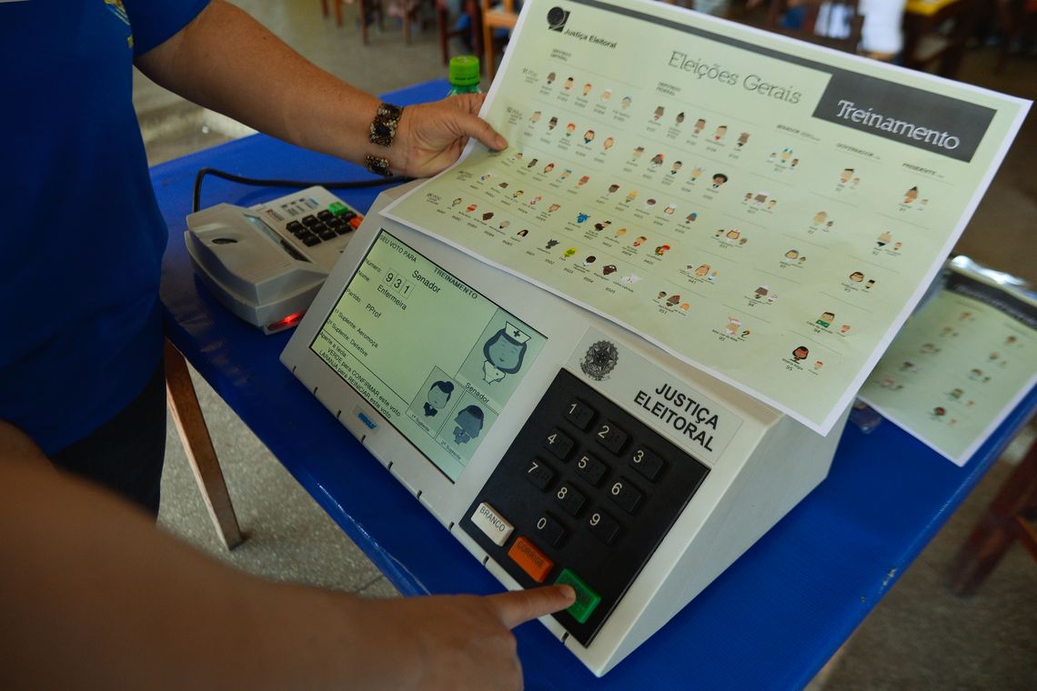 José Cruz/Agência Brasil Tribunal Regional Eleitoral faz demonstrações da urna biométrica no fim de semana no Distrito Federal, para familiarizar o eleitor com a urna eletrônica (José Cruz/Agência Brasil)