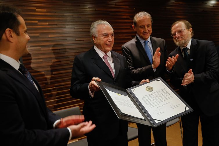 O presidente Michel Temer recebe do presidente da Fiesp, Paulo Skaf, a medalha da Ordem do MÃ©rito Industrial SÃ£o Paulo, no grau de GrÃ£-Cruz, na capital paulista.