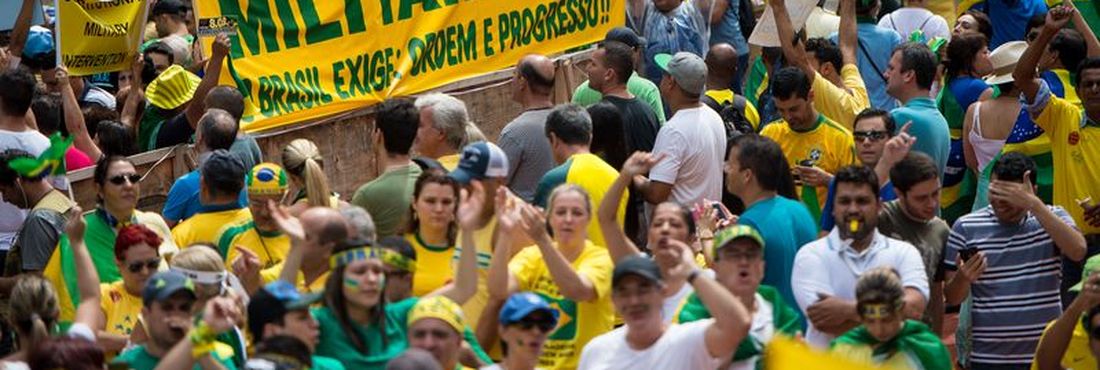 Pessoas pedem intervenção militar durante o protesto em SP
