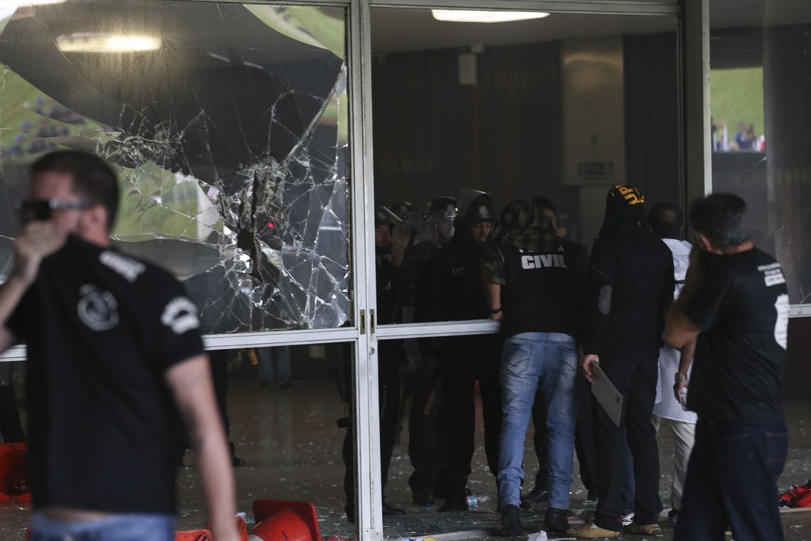 Fabio Rodrigues Pozzebom/Agência Brasil Brasília - Manifestantes tentam invadir a Câmara em protesto contra reforma da Previdência (Fabio Rodrigues Pozzebom/Agência Brasil)