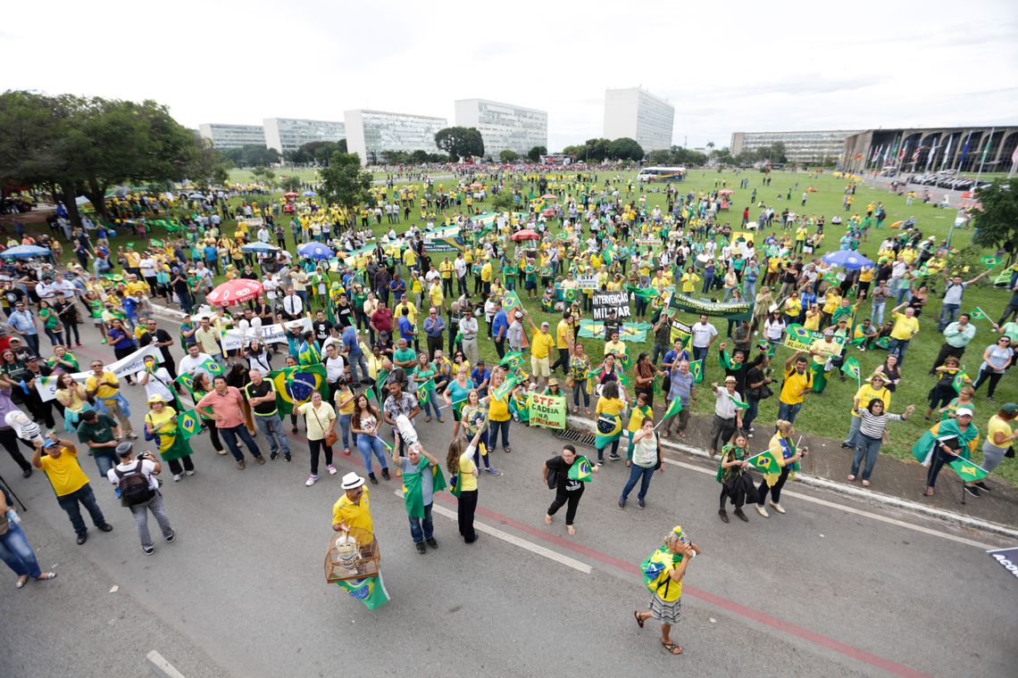 Fabio Rodrigues Pozzebom/Agência Brasil Brasília - Manifestantes contra Lula protestam na Esplanada dos Ministérios. O STF julga o pedido do ex-presidente para não ser preso até se esgotarem os recursos na Justiça (Fabio Rodrigues Pozzebom/Agência Brasil)
