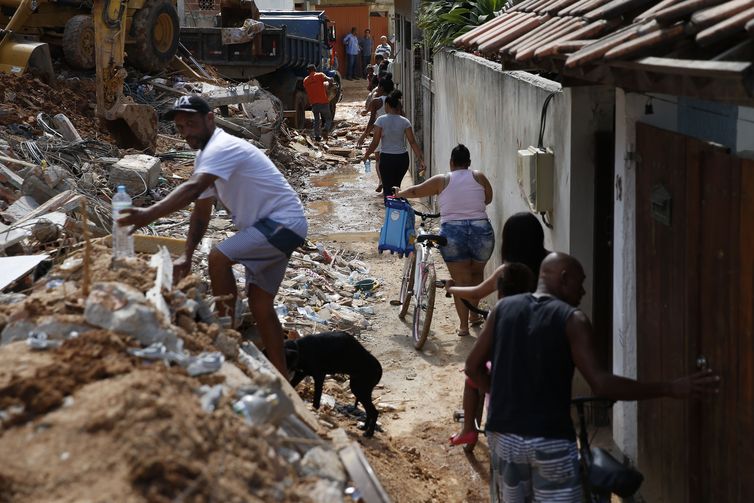 Equipes trabalham na remoção de entulho em área onde ocorreu deslizamento de encosta no Morro da Boa Esperança, em Piratininga, na região Oceânica de Niterói, no último sábado (10).