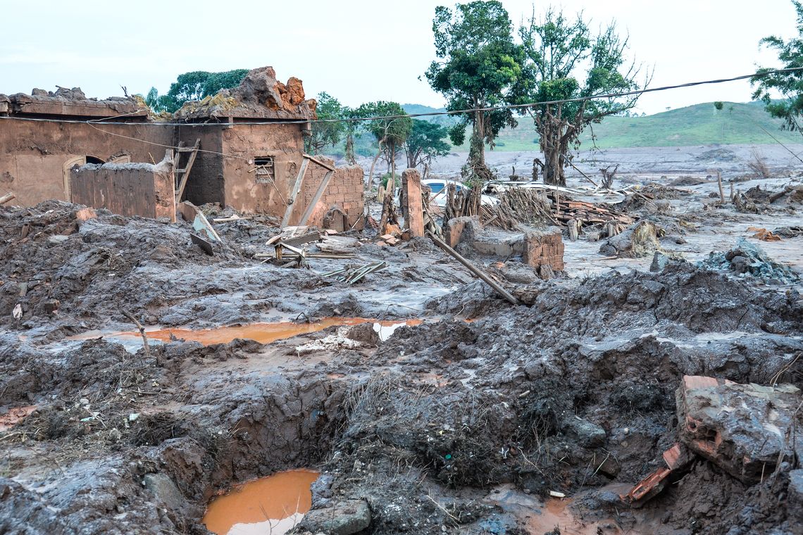 Mariana (MG) - Rompimento de duas barragens da mineradora Samarco na Ãºltima quinta-feira (5). Em meio ao cenÃ¡rio de muita lama, barro e destruiÃ§Ã£o, o que restou lembra uma cidade fantasma (Antonio Cruz/AgÃªncia Brasil)