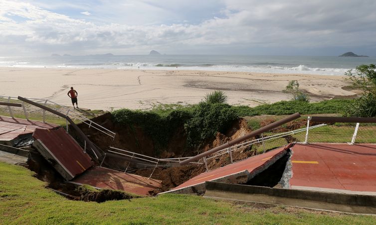 Com temporal, parte da Ciclovia Tim Maia desaba no Rio