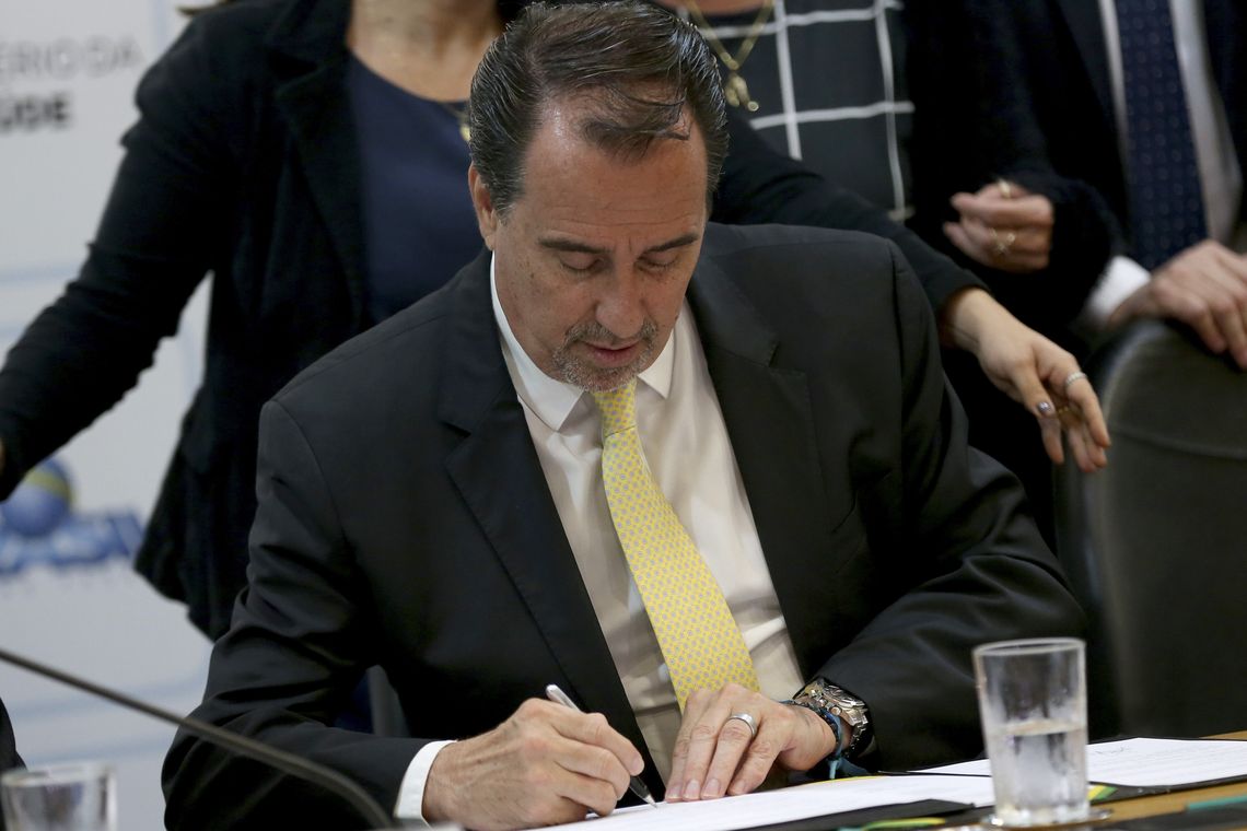 Wilson Dias/Agência Brasil O ministro da Saúde, Gilberto Occhi, assina o primeiro acordo para a redução do teor de açúcar nos alimentos industrializados.