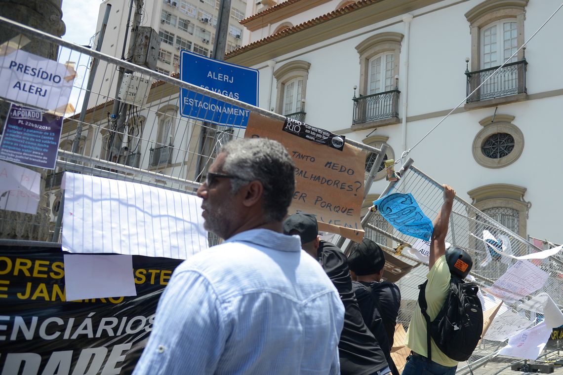 Tânia Rêgo/Agência Brasil Rio de Janeiro - Servidores protestam contra o pacote de cortes do governo do estado em frente ao prédio da Alerj (Tânia Rêgo/Agência Brasil)