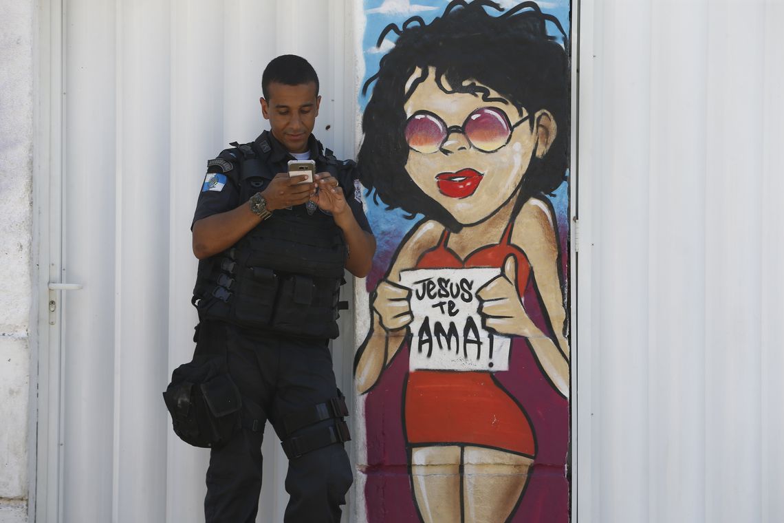 Tânia Rêgo Rio de Janeiro - Operação feita pelas polícias Civil e Militar, com o apoio das Forças Armadas, da Força Nacional de Segurança e da Polícia Federal, no Morro dos Macacos, em Vila Isabel, zona norte do Rio (Foto: Tânia Rêgo/Agência Brasil)