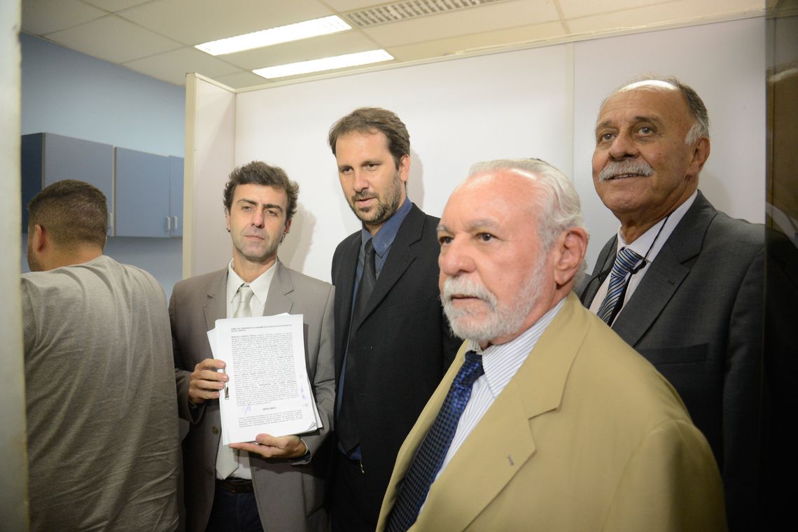 Fernando Frazão/Agência Brasil Rio de Janeiro - Deputados da bancada do PSOL protocolam pedido de impeachment do governador Luiz Fernando Pezão na Assembléia Legislativa do Estado do Rio de Janeiro ( Fernando Frazão/Agência Brasil)