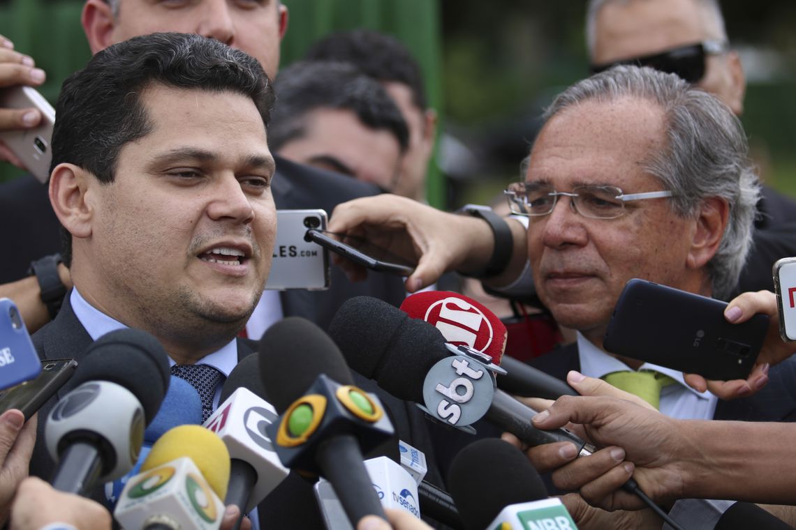 Fabio Rodrigues Pozzebom/Agência Brasil O presidente do Senado, Davi Alcolumbre, e o ministro da Economia, Paulo Guedes, falam à imprensa após se reunirem na residência oficial da Presidência do Senado.