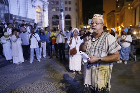Religiosos de matriz africana protestam na Cinelândia pelo direito à sacralização animal, contra o julgamento no STF de ação do Ministério Público do Rio Grande do Sul que proíbe o abate religioso.
