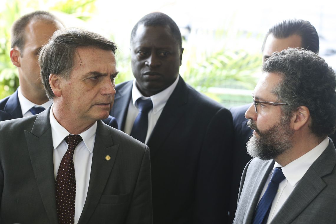 Valter Campanato/Agência Brasil O presidente eleito Jair Bolsonaro e o futuro ministro das Relações Exteriores, embaixador Ernesto Fraga Araújo, concedem entrevista à imprensa no CCBB.