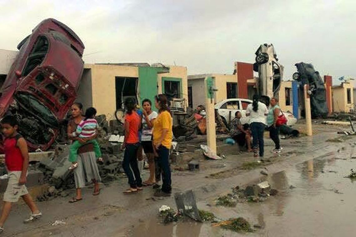 Moradores observam os estragos provocados pela passagem de um tornado na Ciudad AcuÃ±a, Norte do MÃ©xico